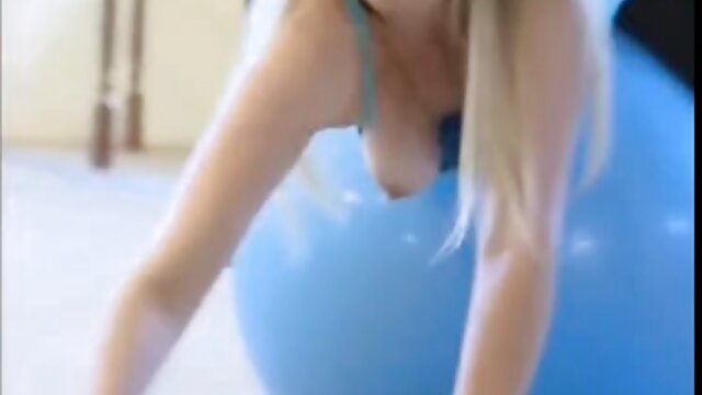 Ele encontra o pai porno caseiro ao vivo a foder a mulher