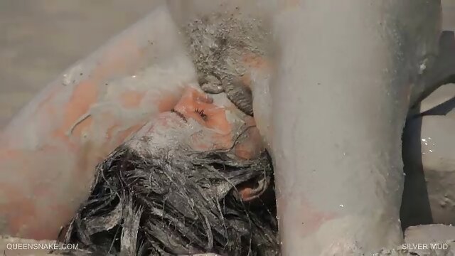 Harley videos de sexos ao vivo mostra seu corpo pelado no sofá