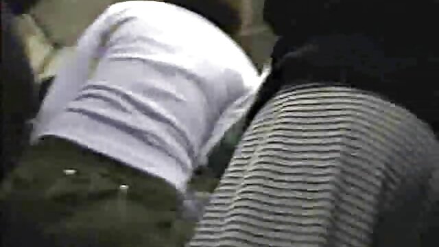 linda garotinha tailandesa provocadora no sofá quero ver filme de sexo pornô ao vivo