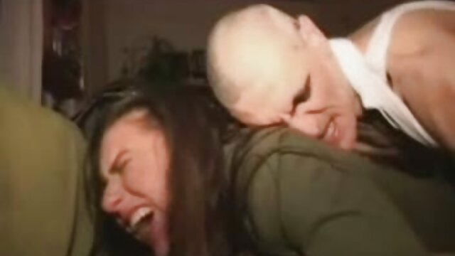 A vídeo pornô agora ao vivo mãe excitada gosta de chupar e raiar
