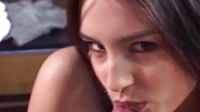 A filme pornô 2019 ao vivo morena bêbeda Chupa pilas e é fodida numa rata por Dinheiro.