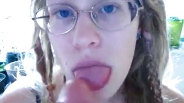 Um Homem fode vídeo pornô ao vivo vídeo pornô uma prostituta tailandesa com uma Rata peluda sem preservativo.