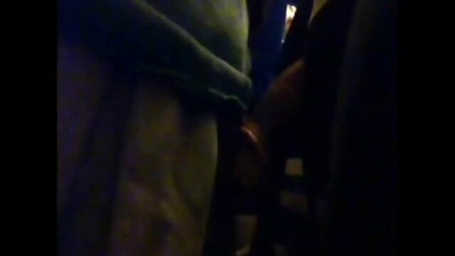 A video prono ao vivo anfitriã excitada mega-puta com boas mamas e grande rabo duro.