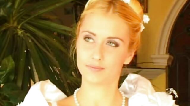 O marido despe filme pornô fazendo sexo ao vivo o irmão do irmão e fode a mulher na cozinha.