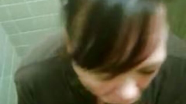 A adolescente vídeo de pornografia ao vivo indiana Magda Marie mostra habilidades de broche.