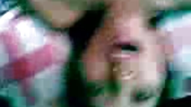 A amordaçar a saliva vídeo de sexo ao vivo pornô durante um broche profundo.