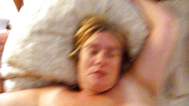 Um amigo arrancou a rata de uma rapariga com a mão e começou a foder quando se foi embora na primeira pessoa. filme de pornô sexo ao vivo