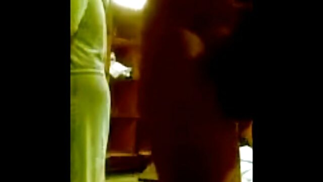 Loira com Seios Pequenos a meter o dedo na rata com vibrador filme pornô viviane fernandes