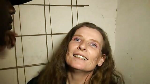 O idiota lambe a tatuagem do mestre vídeo pornô ao vivo agora da Pila antes de foder.
