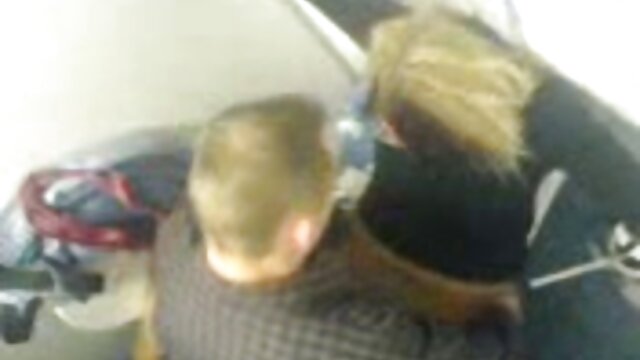A loira do rabo puxa o ânus num grande porno ao vivo caseiro vibrador à frente da Câmara.