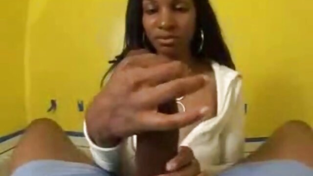 Durante um fisting, uma mulher virou pornô vídeo pornô ao vivo o rabo e a vagina de um amigo